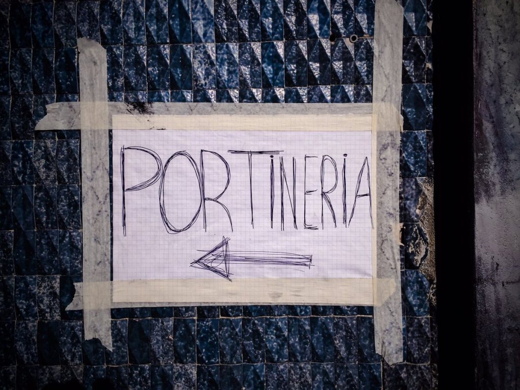 privacy-condominio-e-portinaio-invadente