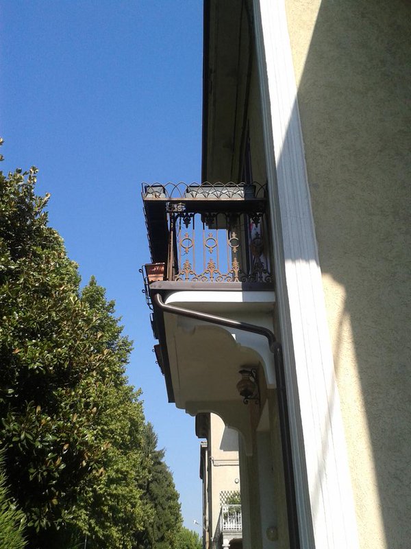 Intonaci che si staccano dal balcone: chi paga i lavori di riparazione?