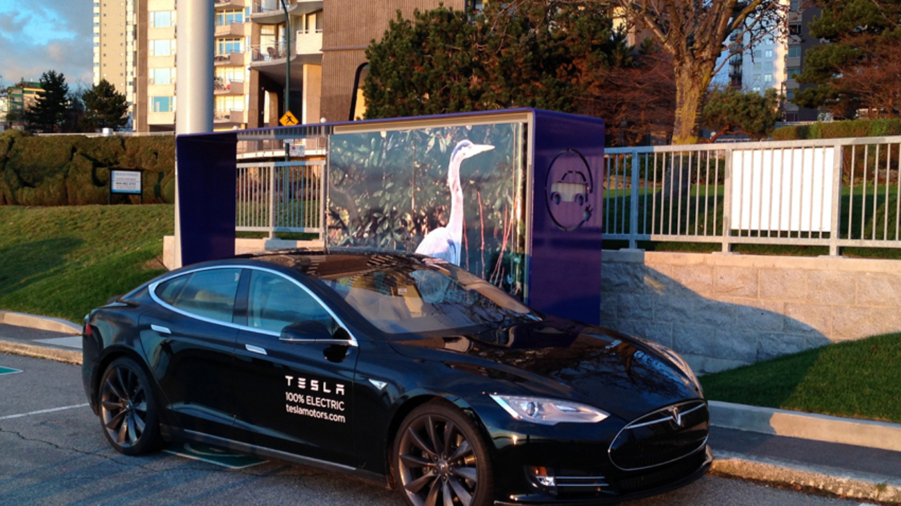 Una Tesla in ricarica