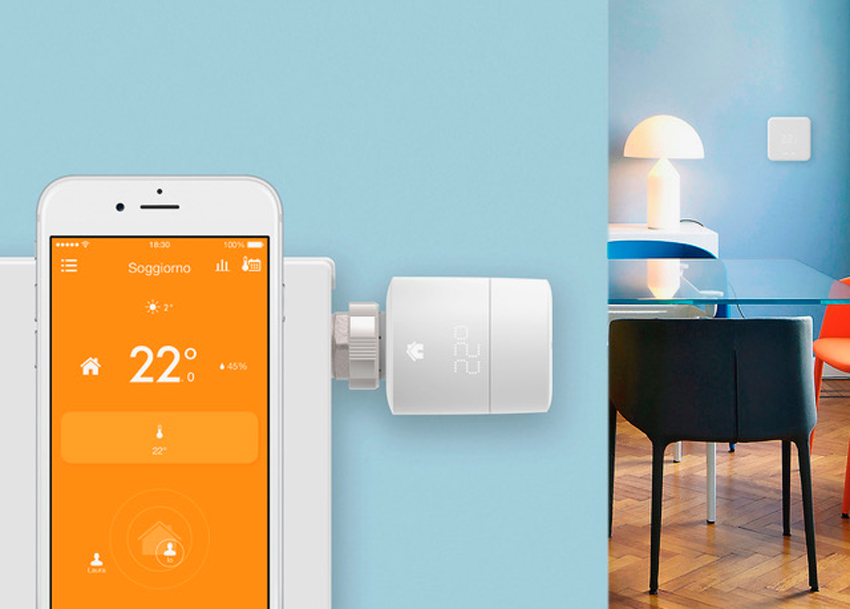 Il termostato smart di rado° collegato con l'app su uno smartphone
