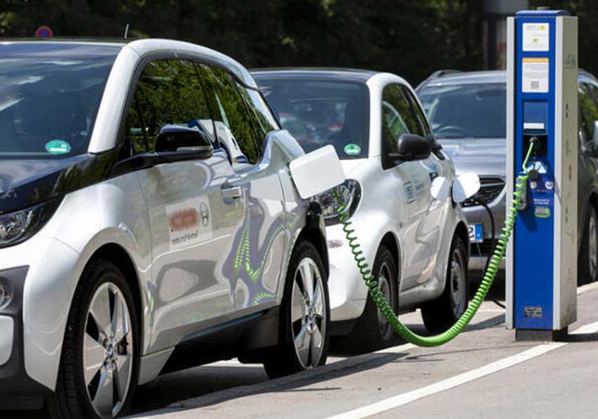 Auto elettriche in ricarica