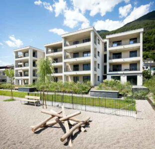 Condominio in legno a Gudo, frazione del comune di Bellinzona, in Canton Ticino