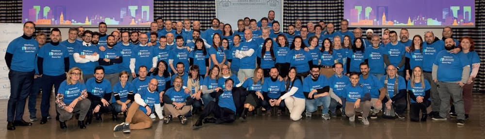 Il team di Eurocert. Sotto, lo staff del laboratorio analisi delle acque